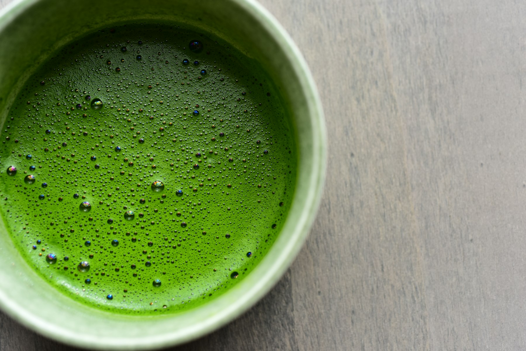 Un bol de matcha fouetté au chasen